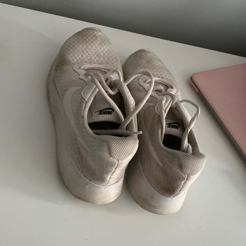 White nike tennis shoes